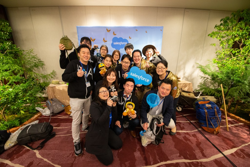 Employees in Tokyo participate in a volunteer event at the Salesforce Tower Tokyo announcement.