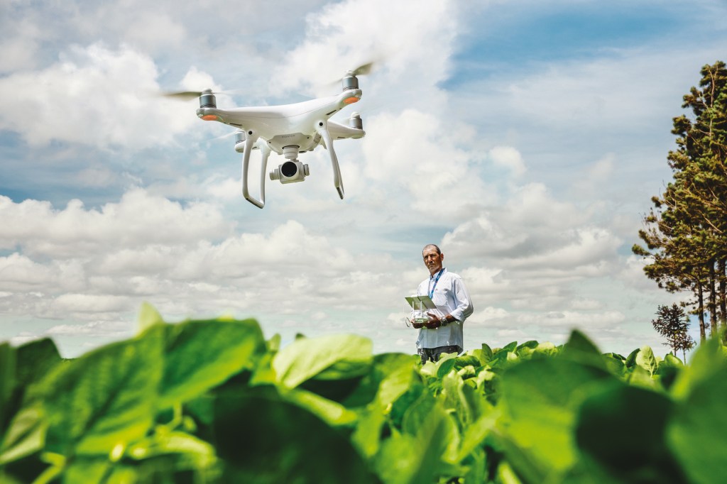 The drone’s camera delivers high-resolution images from every corner of the soy fields and optimizes plant cultivation.