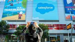 Man maakt foto van Salesforce-logo: wat doet Salesforce?