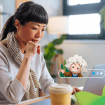 Een vrouw is aan het werk op haar laptop, overlay van Salesforce Einstein