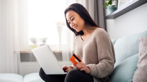 Als je een hoger conversiepercentage voor ogen hebt, is het een goed idee om je klanten te leren kennen, op hun wensen in te spelen en een goed aftersalestraject op te zetten. [Guille Faingold/Stocksy]