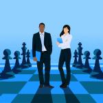 Illustratie van een klein bedrijf vergeleken met een groot bedrijf op een computer met tools.