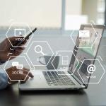 Laptop met iconen van verschillende online marketingkanalen