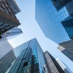 Gebouw gezien vanaf de grond, hoge gebouwen met zonsopgang.